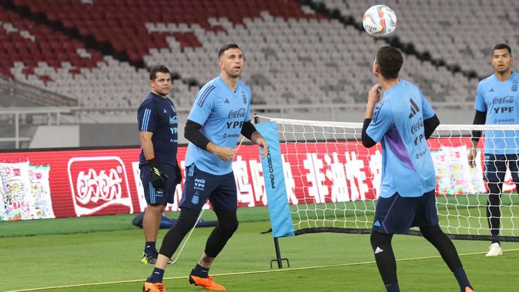 Pemain Argentina melakukan latihan di Stadion GBK untuk persiapan melawan Timnas Indonesia Copyright: © Herry Ibrahim/INDOSPORT