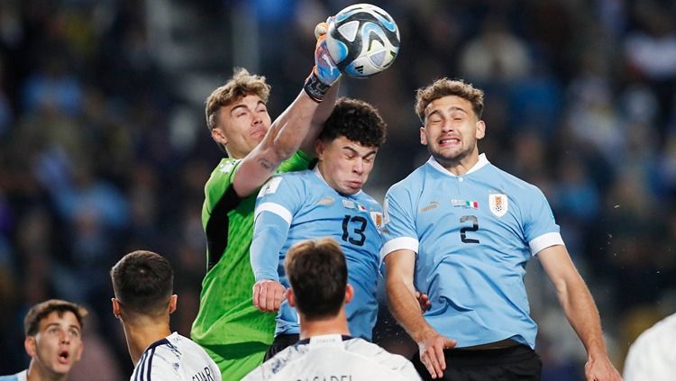 Kiper Timnas Italia U-20, Sebastiano Desplanches, mengungkapkan keinginannya kembali ke raksasa Liga Italia (Serie A), AC Milan. Copyright: © REUTERS/Agustin Marcarian