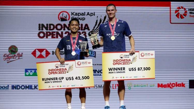 Anthony Sinisuka Ginting dan Viktor Axelsen di Final Indonesia Open 2023. Copyright: © PBSI.