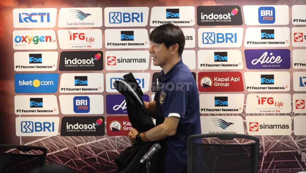 Pelatih Timnas Indonesia, Shin Tae-yong, akan berusaha memberikan kejutan saat lawan Argentina, Senin (19/06/23) di Stadion Gelora Bung Karno. Copyright: © Herry Ibrahim/INDOSPORT