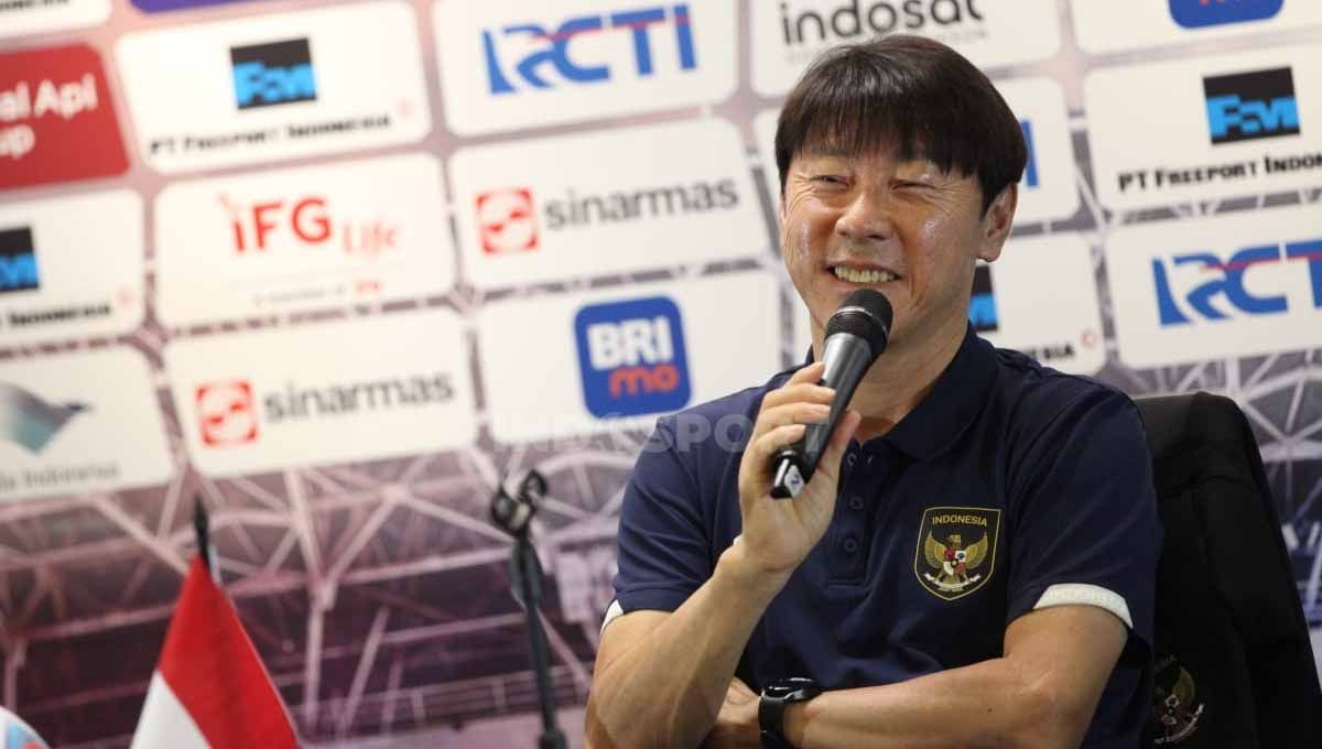 Pelatih Timnas Indonesia, Shin Tae-yong mengaku belum menemukan pemain baru yang menonjol untuk dipanggil ke Timnas U-23 dan senior. Copyright: © Herry Ibrahim/INDOSPORT