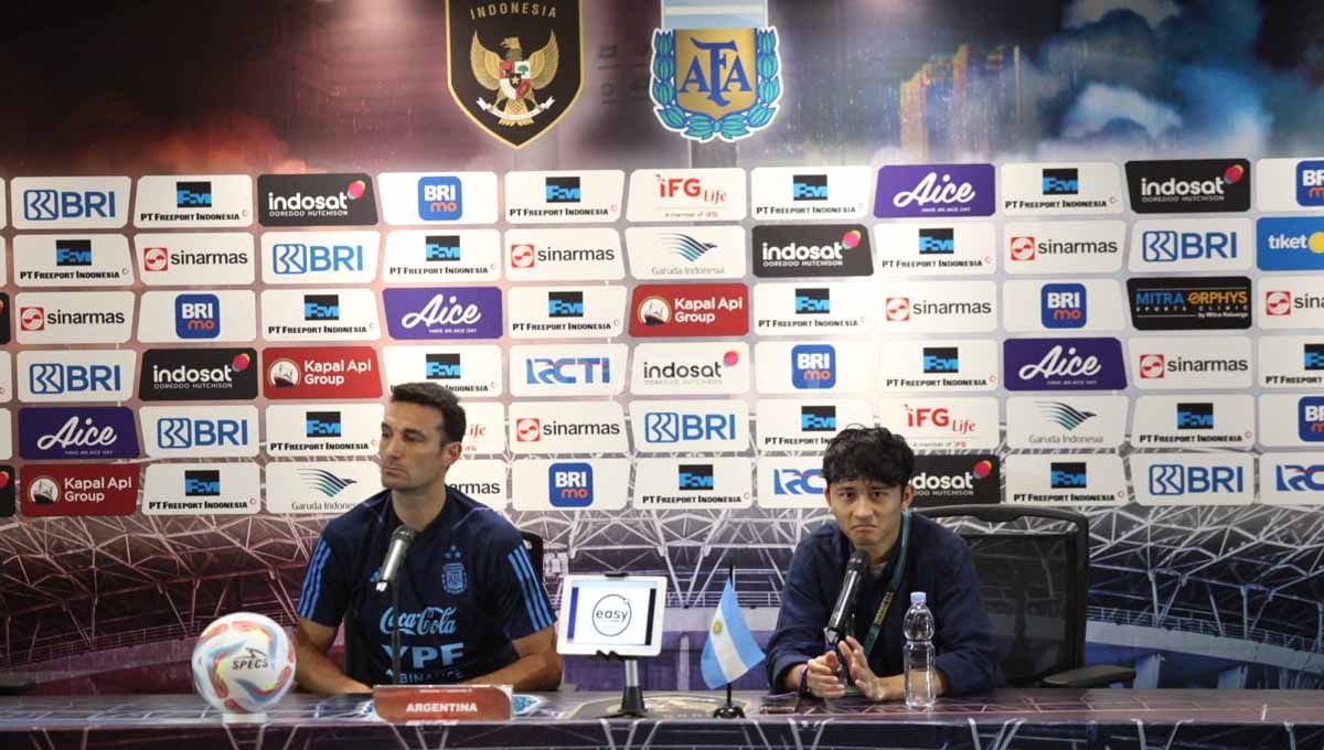 Lionel Scaloni di sesi jumpa pers Timnas Indonesia vs Argentina. Copyright: © Herry Ibrahim/INDOSPORT