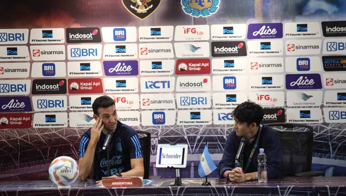 Lionel Scaloni di sesi jumpa pers laga FIFA Matchday Timnas Indonesia vs Argentina. Copyright: © Herry Ibrahim/INDOSPORT