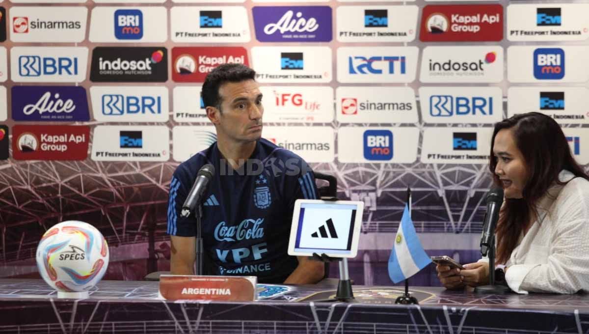 Sesi jumpa pers Timnas Argentina jelang FIFA Matchday melawan Timnas Indonesia yang dihadiri pelatih Lionel Scaloni di Media Center GBK, Minggu (18/06/23). Copyright: © Herry Ibrahim/INDOSPORT