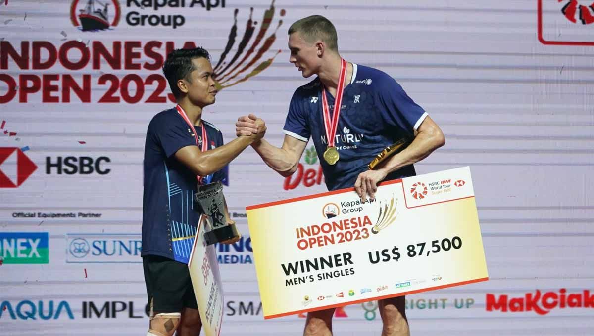 Anthony Sinisuka Ginting dan Viktor Axelsen, di Final Indonesia Open 2023. (Foto: PBSI) Copyright: © PBSI