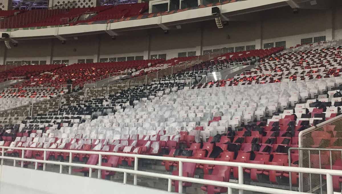 Kondisi tribun GBK, pembatas kaca untuk sementara sudah dicopot sesuai regulasi FIFA. Copyright: © Petrus Manus Da' Yerimon/INDOSPORT