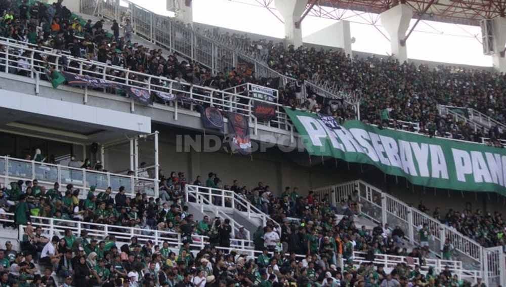 Bonek menyambut hangat The Jak di Stadion GBT. (Foto: Fitra Herdian/INDOSPORT) Copyright: © Fitra Herdian/INDOSPORT