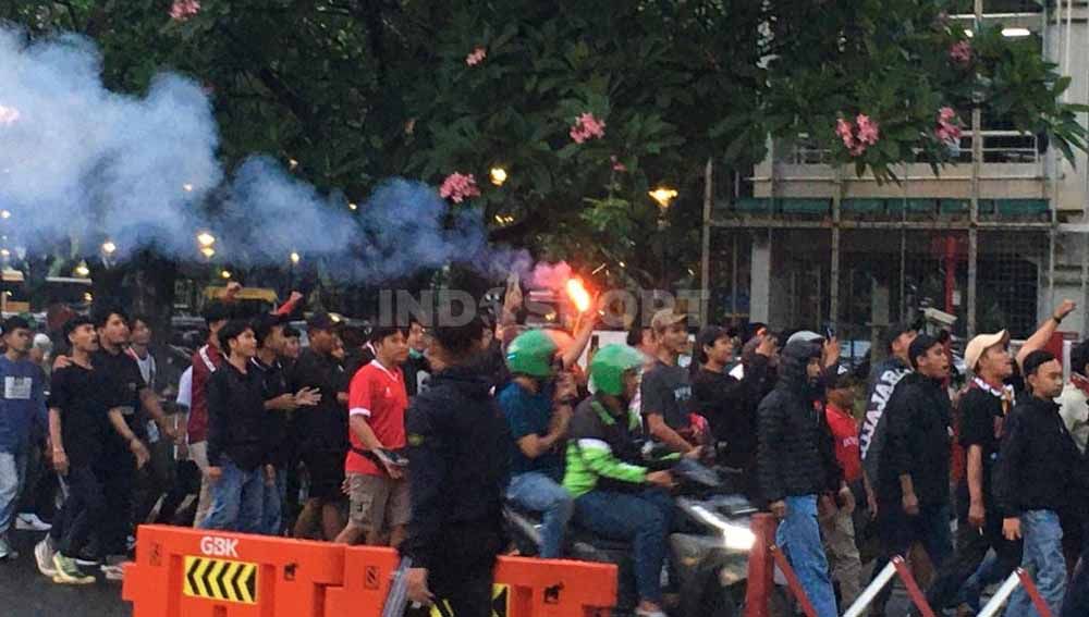 Suporter Ultras Garuda saat memasuki area Stadion Gelora Bung Karno (GBK). (Foto: Serly Putri Jumbadi/INDOSPORT) Copyright: © Serly Putri Jumbadi/INDOSPORT