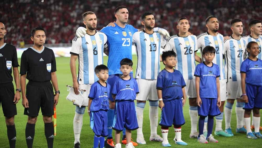 Jan Etes cucu Jokowi jadi player escort dampingi kiper timnas argentina. (Foto: Herry Ibrahim/INDOSPORT) Copyright: © Herry Ibrahim/INDOSPORT