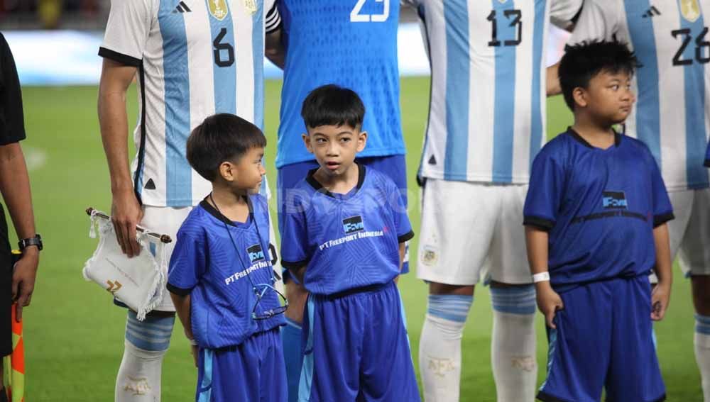 Jan Etes cucu Jokowi jadi player escort dampingi kiper timnas argentina. (Foto: Herry Ibrahim/INDOSPORT) Copyright: © Herry Ibrahim/INDOSPORT