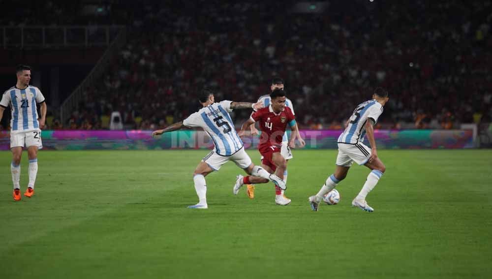 Laga FIFA Matchday antara timnas Indonesia vs Argentina pada Senin (19/06/23) malam WIB di Gelora Bung Karno sudah menyelesaikan 45 menit pertamanya. (Foto: Herry Ibrahim/INDOSPORT) Copyright: © Herry Ibrahim/INDOSPORT
