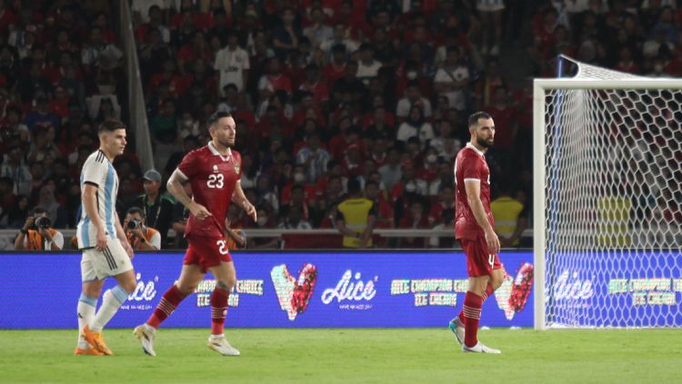 Marck Klok (tengah) saat laga Timnas Indonesia vs Argentina di Stadion Gelora Bung Karno (GBK), Senin (19/06/23). (Foto: Herry Ibrahim/INDOSPORT) Copyright: © Herry Ibrahim/INDOSPORT