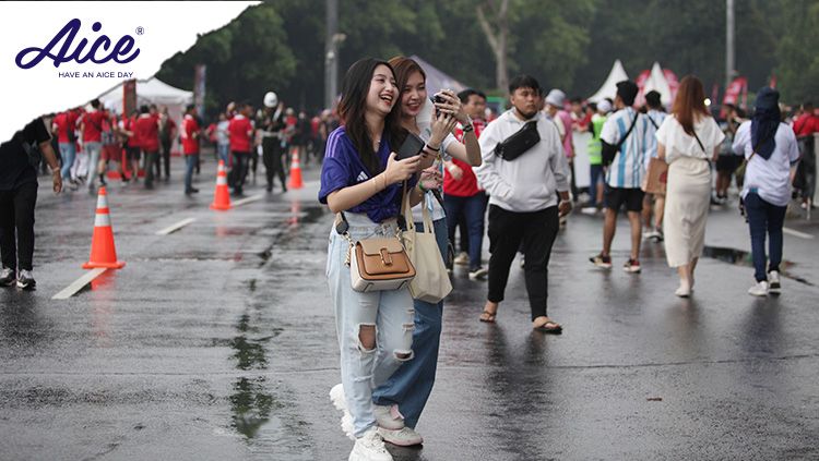 Laga FIFA Matchday antara Timnas Indonesia vs Argentina dipenuhi oleh suporter yang datang ke Stadion GBK penuh dengan semangat. Copyright: © Herry Ibrahim/INDOSPORT