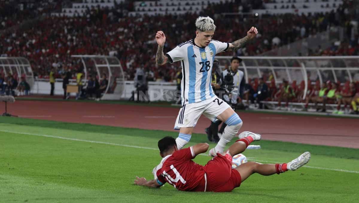 Pemain Timnas Indonesia, Asnawi Mangkualam berhasil mematikan permainan pemain Argentina Alejandro Garnacho dalam laga FIFA matchday di Stadion Gelora Bung Karno (GBK), Senin (19/06/23). Copyright: © Herry Ibrahim/INDOSPORT