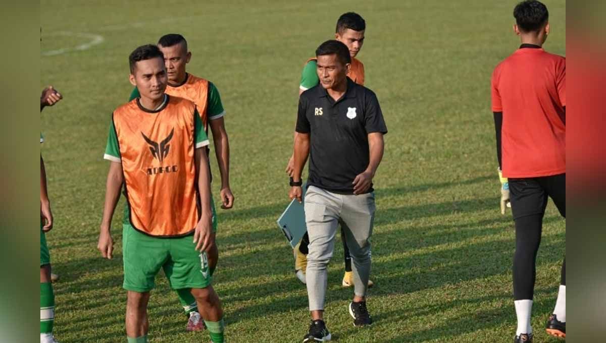 Pelatih kepala PSMS Medan, Ridwan Saragih (baju hitam). (Foto: MO PSMS Medan) Copyright: © MO PSMS Medan