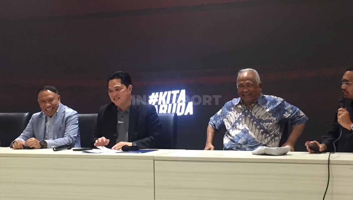 Preskon Yayasan PSSI oleh ketua umum pssi, Erick Thohir. Copyright: © Petrus Manus Da' Yerimon/INDOSPORT