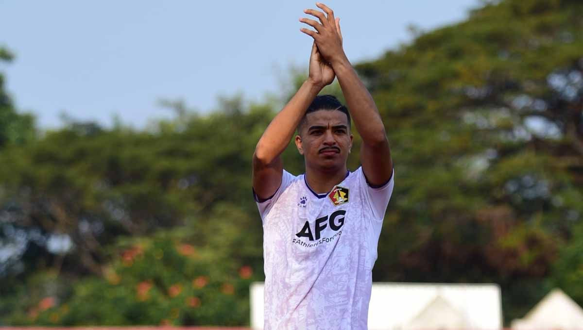 Anderson Nascimento menggunakan jersey third Persik Kediri. (Foto: MO Persik Kediri) Copyright: © MO Persik Kediri