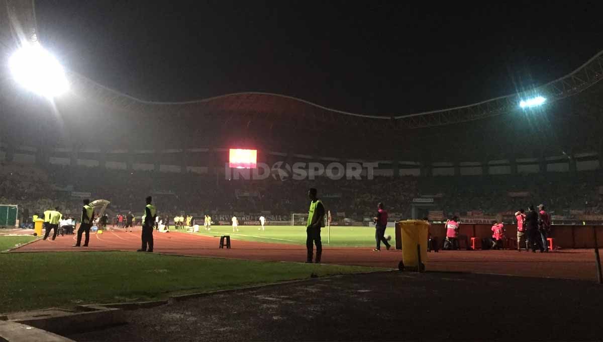 Stadion Patriot mati lampu saat laga uji coba antara Persija Jakarta vs Ratchaburi FC. Copyright: © Petrus Manus Da' Yerimon/INDOSPORT