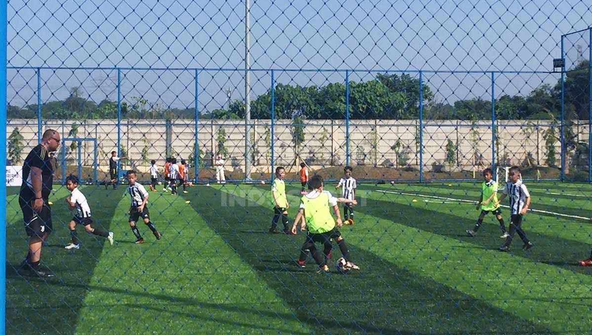 Juventus Academy gelar traning camp pertama di Indonesia. Foto: Petrus Manus Da' Yerimon/INDOSPORT. Copyright: © Petrus Manus Da' Yerimon/INDOSPORT