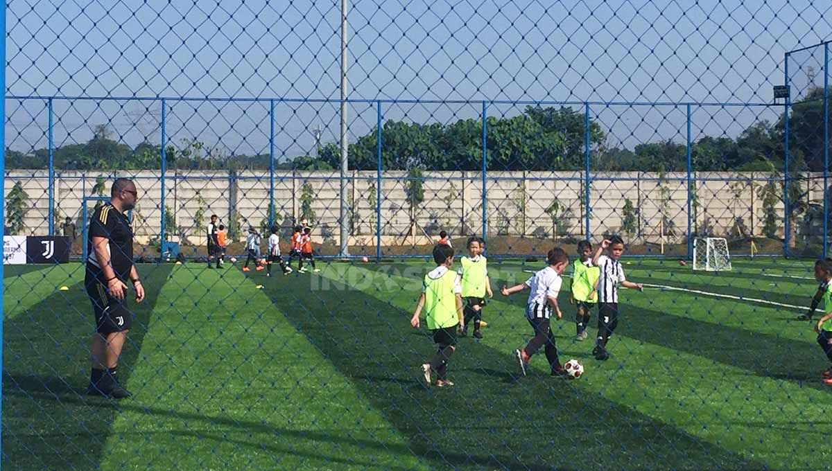 Juventus Academy gelar traning camp pertama di Indonesia. Foto: Petrus Manus Da' Yerimon/INDOSPORT. Copyright: © Petrus Manus Da' Yerimon/INDOSPORT