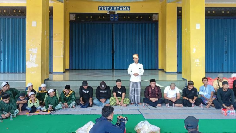 Perkenalan tim dan doa bersama tim Arema FC jelang Liga 1 2023/2024 di depan stadion Kanjuruhan, Malang, Kamis (29/06/23). Copyright: © Ian Setiawan/INDOSPORT