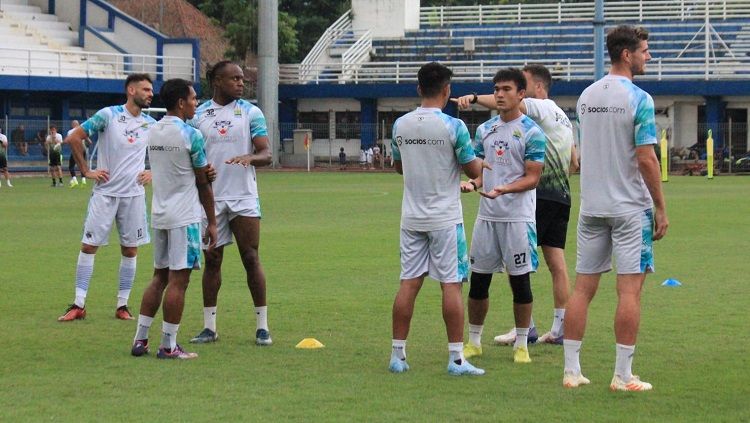 Pelatih Persib Bandung, Luis Milla, antusias menyambut pertandingan perdana kompetisi Liga 1 musim 2023-2024 menghadapi Madura United. Foto: Arif Rahman/INDOSPORT Copyright: © Arif Rahman/INDOSPORT