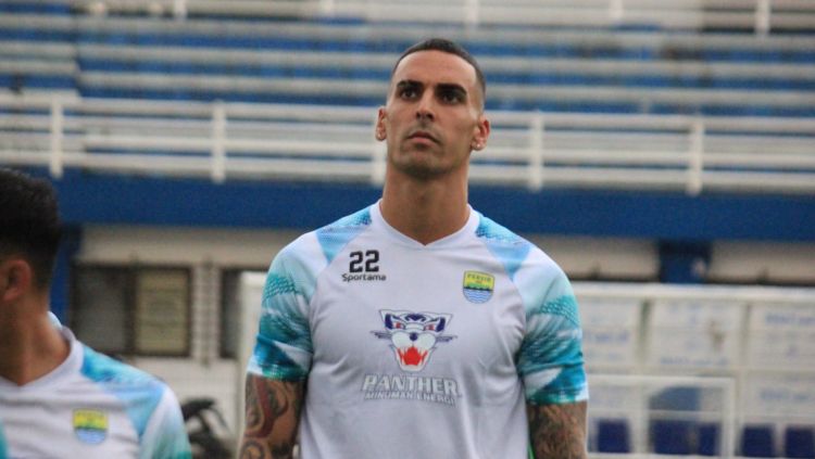 Pemain anyar Persib Bandung, Alberto Rodriguez Martin saat mengikuti latihan di stadion Sidolig, Jumat (30/07/23). Copyright: © Arif Rahman/INDOSPORT