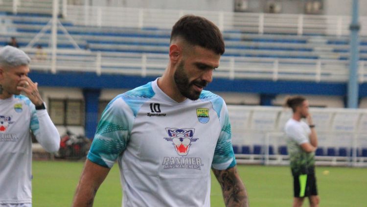 Pemain anyar Persib Bandung, Tyronne del Pino saat latihan di stadion Sidolig, Jumat (30/07/23). Copyright: © Arif Rahman/INDOSPORT