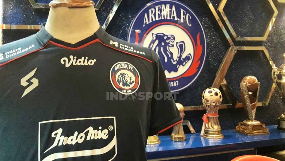 Jersey Arema FC home bagian depan. Copyright: © Ian Setiawan/INDOSPORT