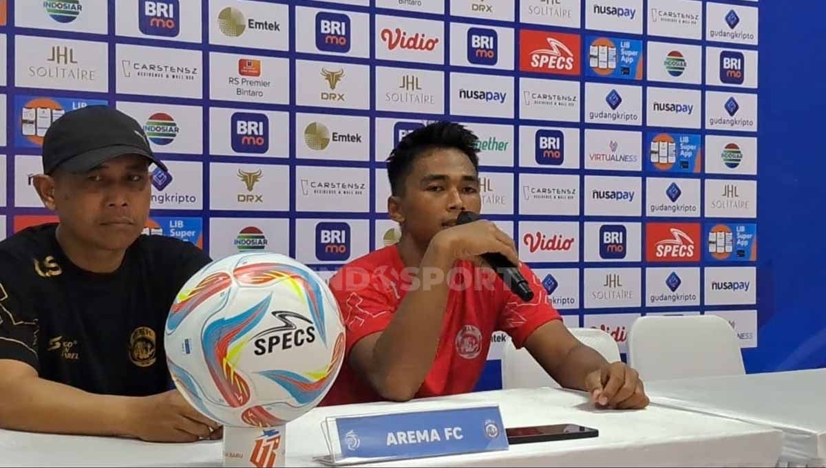 Jumpa pers Arema FC jelang laga perdana Liga 1 melawan Dewa United yang dihadiri pelatih Joko Susilo dan Bagas Adi di stadion Indomilk Arena, Sabtu (01/07/23). Copyright: © Petrus Manus Da'Yerimon/INDOSPORT