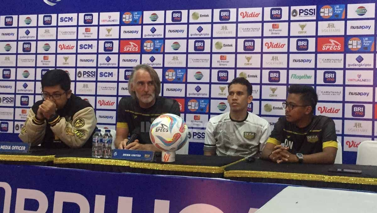 Jumpa pers Dewa United jelang laga Liga 1 melawan Arema FC yang dihadiri oleh pelatih Jan Olde Rierkerink dan Egy Maulana Vikri di Indomilk Arena, Sabtu (01/07/23). Copyright: © Petrus Manus Da'Yerimon/INDOSPORT