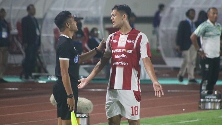 Gelandang Persis Solo, Arapenta Poerba melakukan protes pada asisten wasit. Nofik Lukman Hakim/INDOSPORT Copyright: © Nofik Lukman Hakim/INDOSPORT