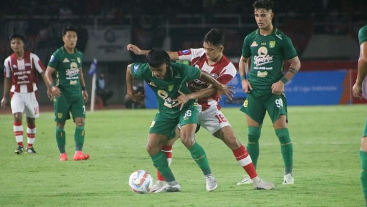 Laga Liga 1 antara Persis Solo vs Persebaya Surabaya. Nofik Lukman Hakim/INDOSPORT Copyright: © Nofik Lukman Hakim/INDOSPORT