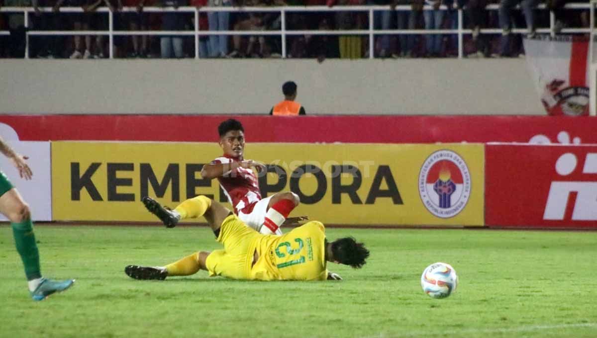 Penyerang Persis Solo, Ramadhan Sananta, memperdaya kiper Persebaya, Ernando Ari. (Foto: Nofik Lukman Hakim/INDOSPORT) Copyright: © Nofik Lukman Hakim/INDOSPORT