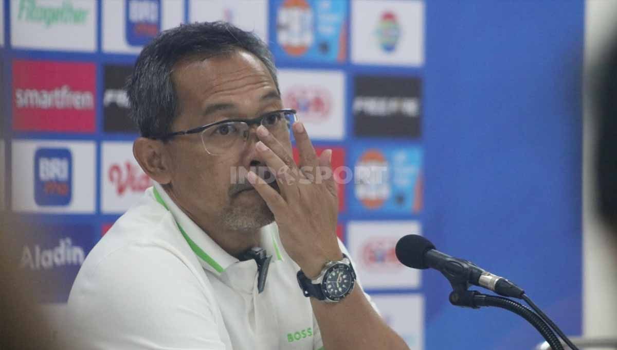 Persebaya Surabaya mengumumkan keputusan mengistirahatkan pelatih Aji Santoso setelah kalah 1-2 melawan Persikabo 1973 di Stadion GBT pada pekan keenam Liga 1 2023/2024. (Foto: Nofik Lukman Hakim/INDOSPORT) Copyright: © Nofik Lukman Hakim/INDOSPORT