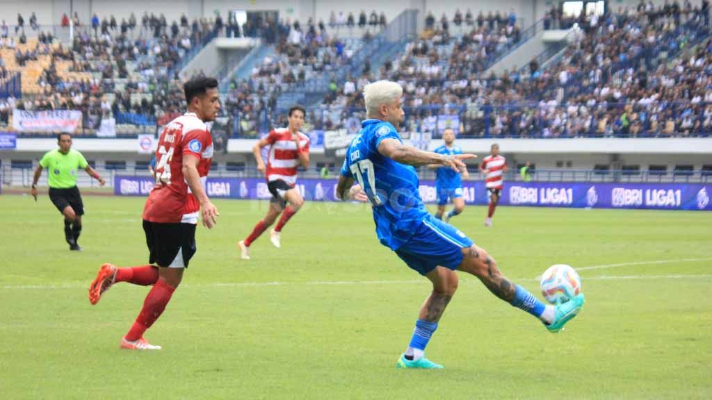 Pemain Persib Bandung, Ciro Alves saat menghadapi Madura United pada pekan pertama Liga 1 2023-2024 di Stadion GBLA, Kota Bandung, Minggu (2/7/23). Copyright: © Arif Rahman/INDOSPORT