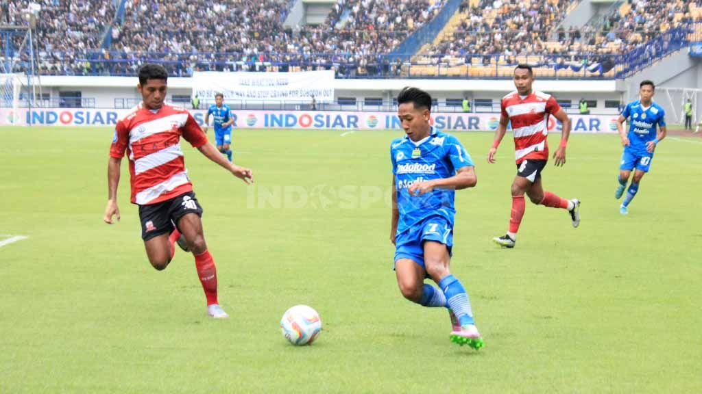 Pemain Persib Bandung, Beckham Putra di hadang pemain Madura United pada pekan pertama Liga 1 2023-2024 di Stadion GBLA, Kota Bandung, Minggu (2/7/23). Copyright: © Arif Rahman/INDOSPORT