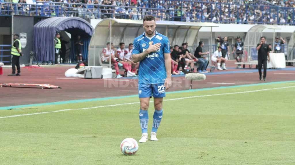 Gelandang Persib Bandung, Marc Klok, kecewa gagal meraih kemenangan usai berimbang 3-3 dengan Arema FC di pekan kedua Liga 1 2023-2024, Jumat (07/07/23). Copyright: © Arif Rahman/INDOSPORT