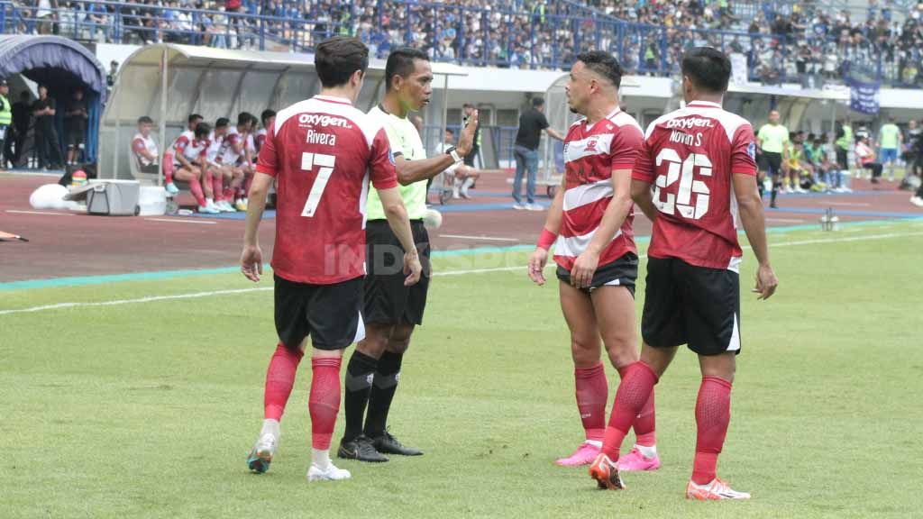 Pemain Madura United, Luiz Marcelo Morais dos Reis alias (Lulinha) mendapat teguran dari wasit pada pekan pertama Liga 1 2023-2024 di Stadion GBLA, Kota Bandung, Minggu (2/7/23). Copyright: © Arif Rahman/INDOSPORT