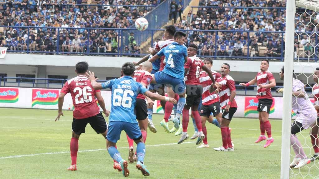 Pertandingan Persib Bandung menghadapi Madura United pada pekan pertama Liga 1 2023-2024 di Stadion GBLA, Kota Bandung, Minggu (2/7/23). Copyright: © Arif Rahman/INDOSPORT