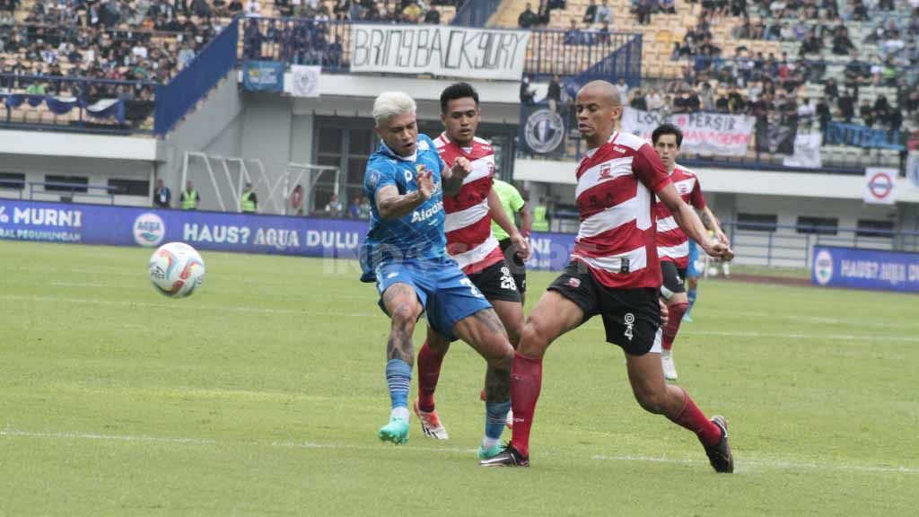 Pertandingan Persib Bandung menghadapi Madura United pada pekan pertama Liga 1 2023-2024 di Stadion GBLA, Kota Bandung, Minggu (2/7/23). Copyright: © Arif Rahman/INDOSPORT