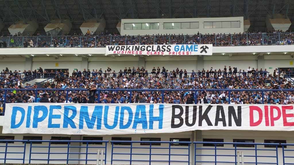 Spanduk kritikan Bobotoh kepada manajemen Persib, terkait masih banyaknya kekurangan dalam penjualan tiket secara online. Copyright: © Arif Rahman/INDOSPORT