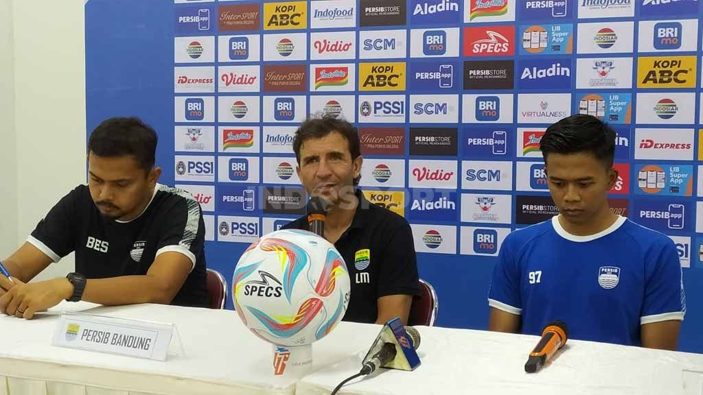 Pelatih Persib, Luis Milla (tengah) saat konferensi usai laga menghadapi Madura United. Copyright: © Arif Rahman/INDOSPORT