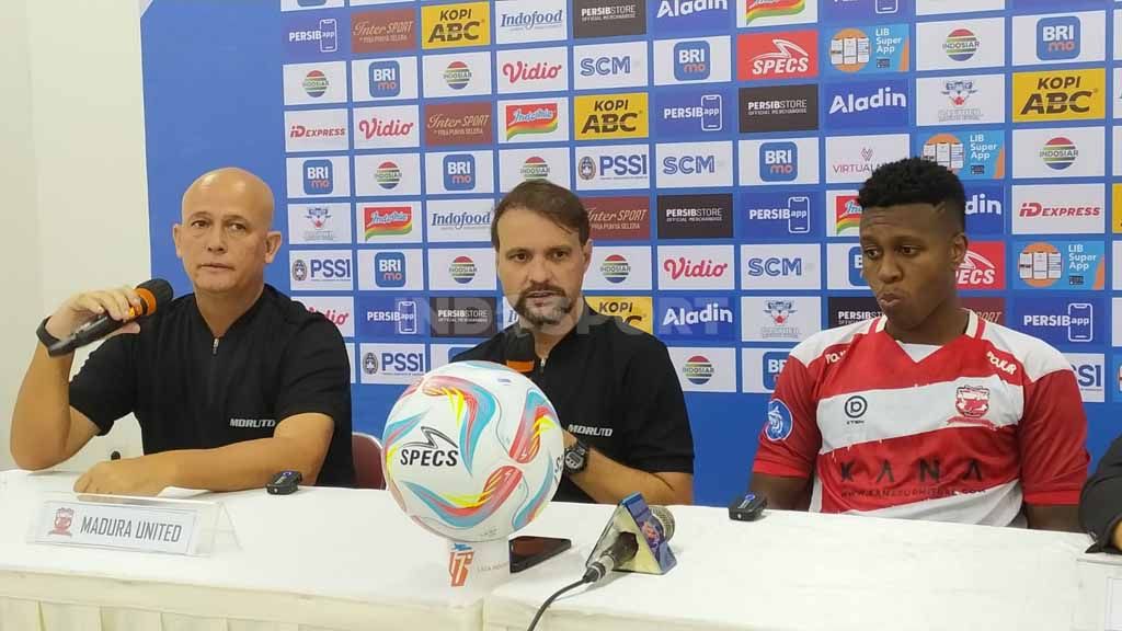 Pelatih Madura United, Mauricio Ferreira De Souza (tengah) dan pemainnya Jaja (kanan) usai laga menghadapi Persib. Copyright: © Arif Rahman/INDOSPORT