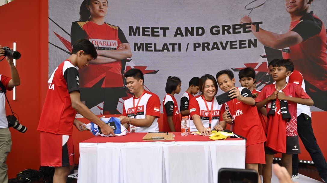 Praveen Jordan dan Melati Daeva Oktavianti saat sesi meet and greet di hari pertama Audisi Umum PB Djarum 2023 di GOR Djarum, Jati, Kudus, Jawa Tengah, Minggu (2/7/23). Copyright: © Media PB Djarum