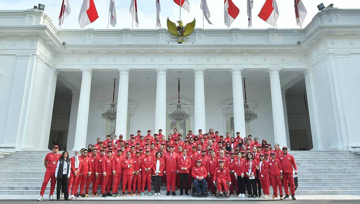 Presiden Jokowi memberikan apresiasi berupa bonus kepada atlet Asean Paragames 2023 Cambodia, yang berhasil menjadi juara umum di Istana Negara, Senin (03/07/23). (Foto: Agus Suparto/Istana Kepresidenan RI) Copyright: © Agus Suparto/Istana Kepresidenan RI
