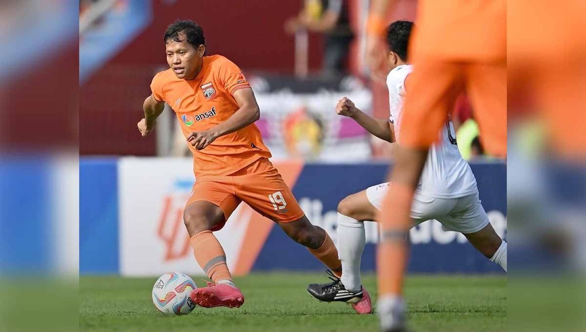 Pemain Borneo FC, Adam Alis di laga BRI Liga 1 pekan pertama melawan Persik Kediri di Stadion Brawijaya (Kediri), Senin (03/07/23). (Foto: Instagram@borneofc.id) Copyright: © Instagram@borneofc.id