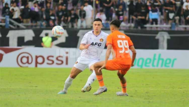 Pemain Persik Kediri, Simen Lyngbo dalam perebutan bola pada laga Liga 1, Senin (03/07/23). Copyright: © Ian Setiawan/INDOSPORT