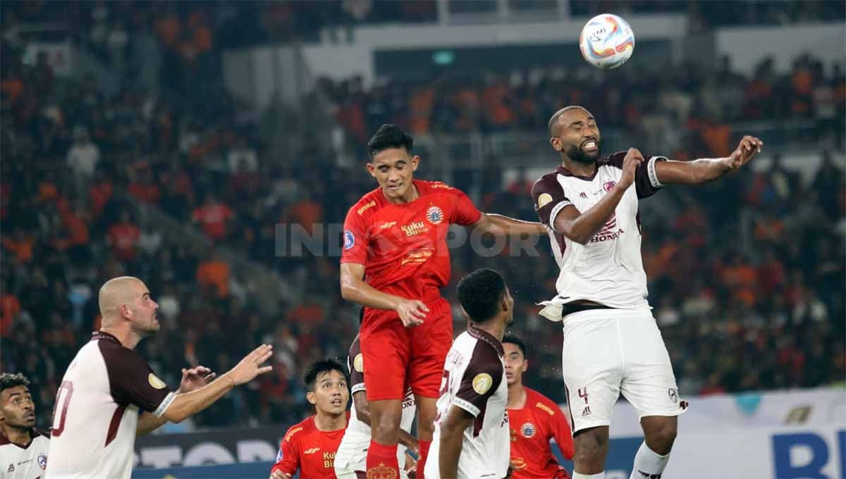 Pemain Persija Jakarta, Rizky Ridho duel udara dengan pemain PSM Makassar, Yuran Fernandes pada pekan pertama Liga 1 2023-2024 di Stadion Utama Gelora Bung Karno, Jakarta, Senin (03/07/23). (Foto: Herry Ibrahim/INDOSPORT) Copyright: © Herry Ibrahim/INDOSPORT