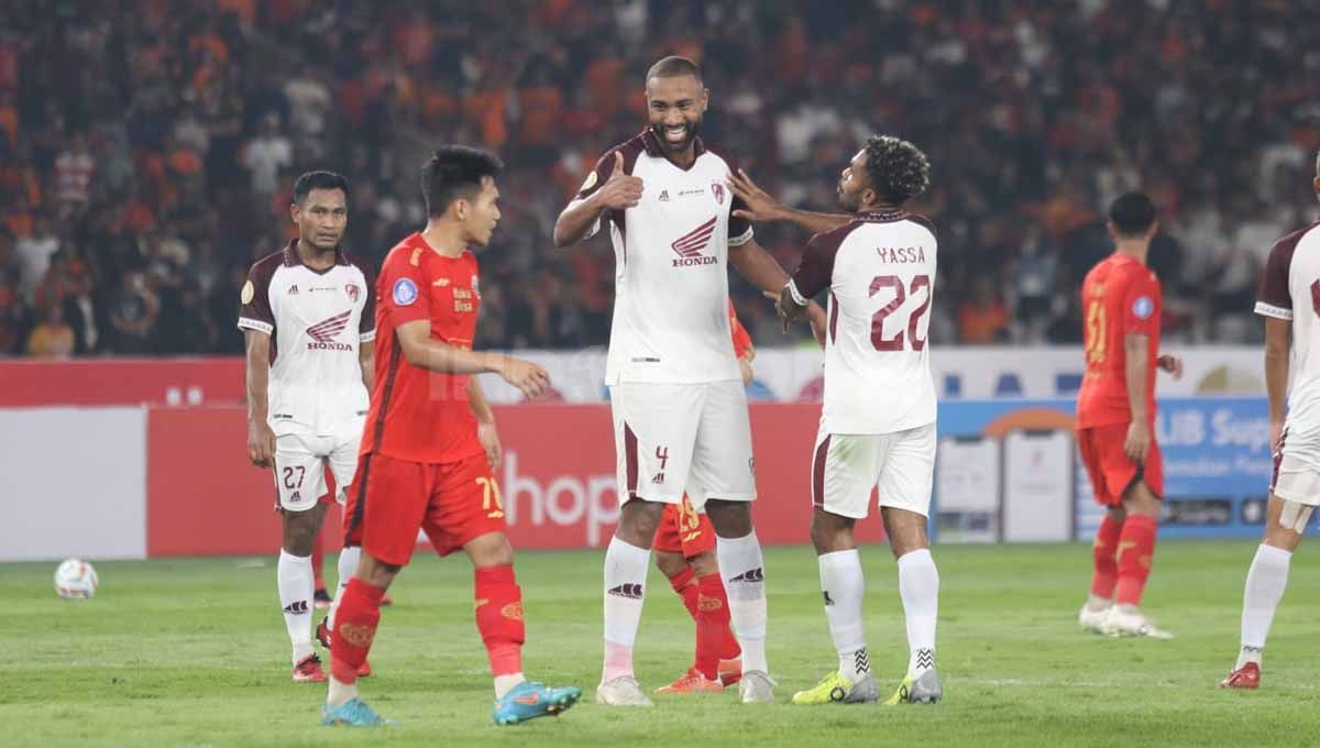 Pemain Persija Jakarta, Witan Sulaeman dan pemain PSM Makassar, Yuran Fernandes pada pekan pertama Liga 1 2023-2024 di Stadion Utama Gelora Bung Karno, Jakarta, Minggu (03/07/23). (Foto: Herry Ibrahim/INDOSPORT) Copyright: © Herry Ibrahim/INDOSPORT